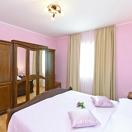 Apartman Dvori With Pool *