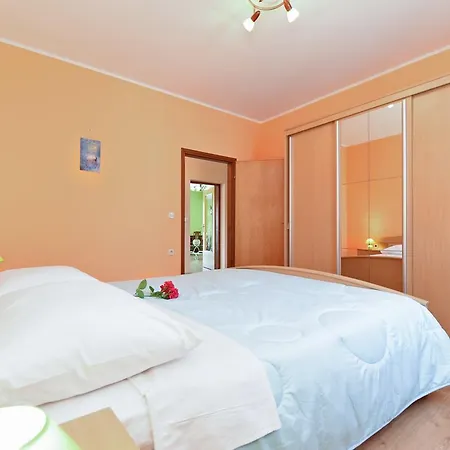 Dvori With Pool Apartman
