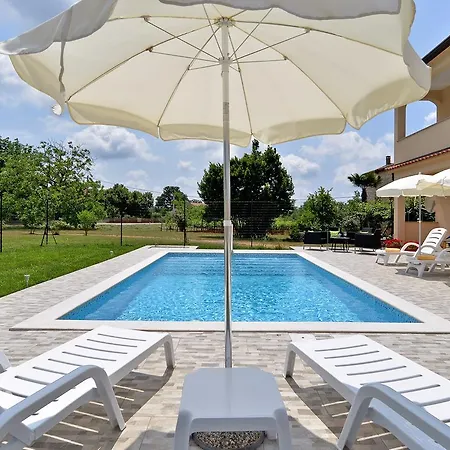 Appartamento Dvori With Pool Kaštelir