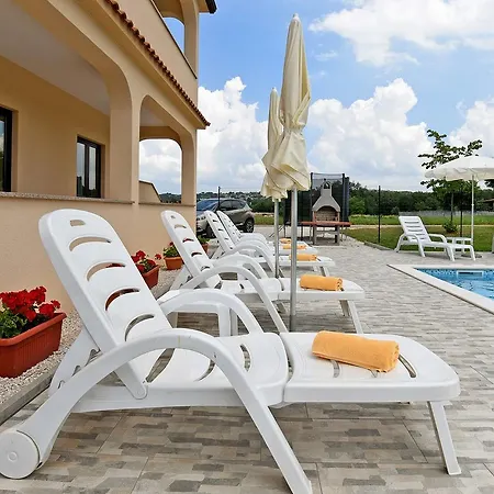 Dvori With Pool * Kaštelir