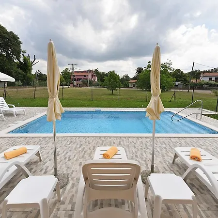 Apartment Dvori With Pool Kastelir