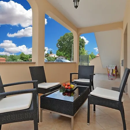 Apartment Dvori With Pool