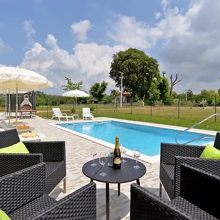 Apartment Dvori With Pool
